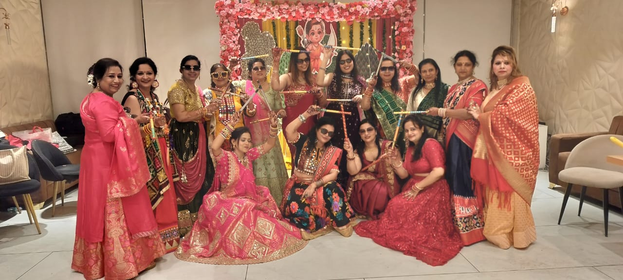 हरिचंद वंशीय रस्तोगी महिला शाखा सखी के दीपावली उत्सव में डांडिया की प्रस्तुति देती महिलाएं। हरिचंद वंशीय रस्तोगी महिला शाखा सखी के दीपावली उत्सव में डांडिया की प्रस्तुति देती महिलाएं।