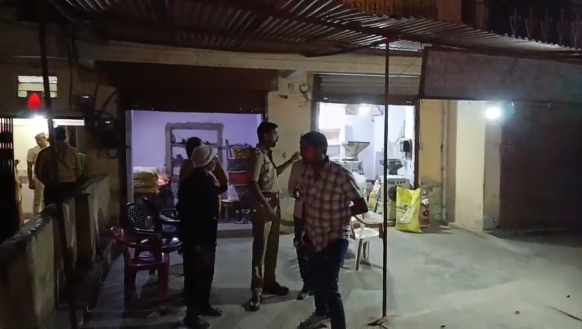 अलवर। घटनास्थल पर जाँच करती पुलिस। अलवर। घटनास्थल पर जाँच करती पुलिस।