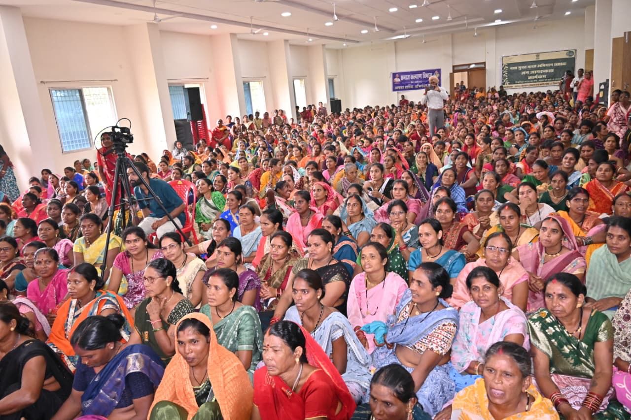 कार्यक्रम में उपस्थित महिलाएं। कार्यक्रम में उपस्थित महिलाएं।