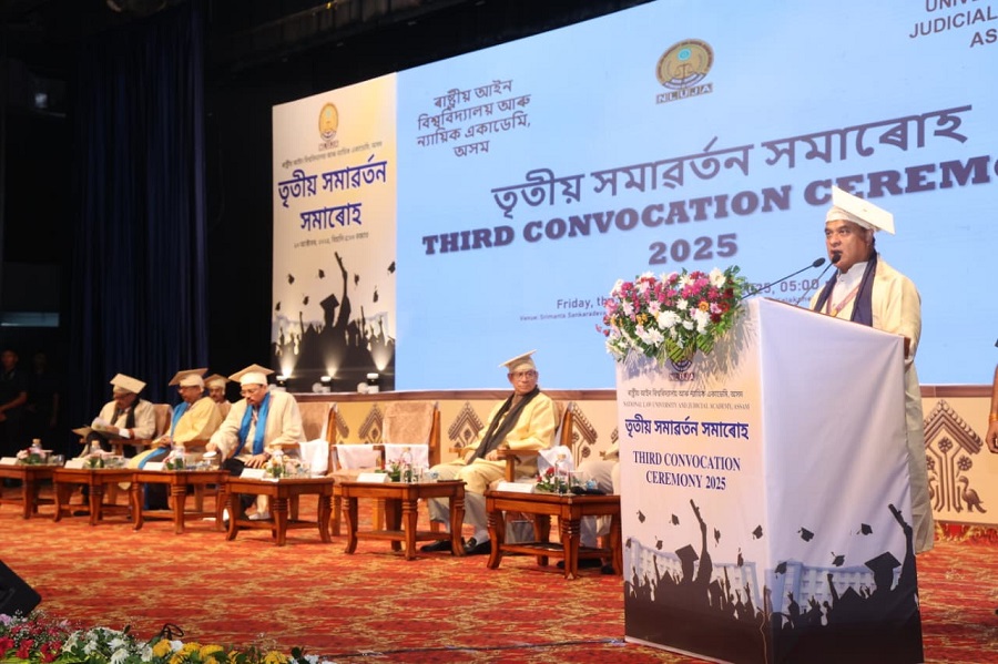 राष्ट्रीय विधि विवि और न्यायिक अकादमी असम के तीसरे दीक्षांत समारोह को संबोधित करते मुख्यमंत्री डॉ. हिमंत बिस्व सरमा