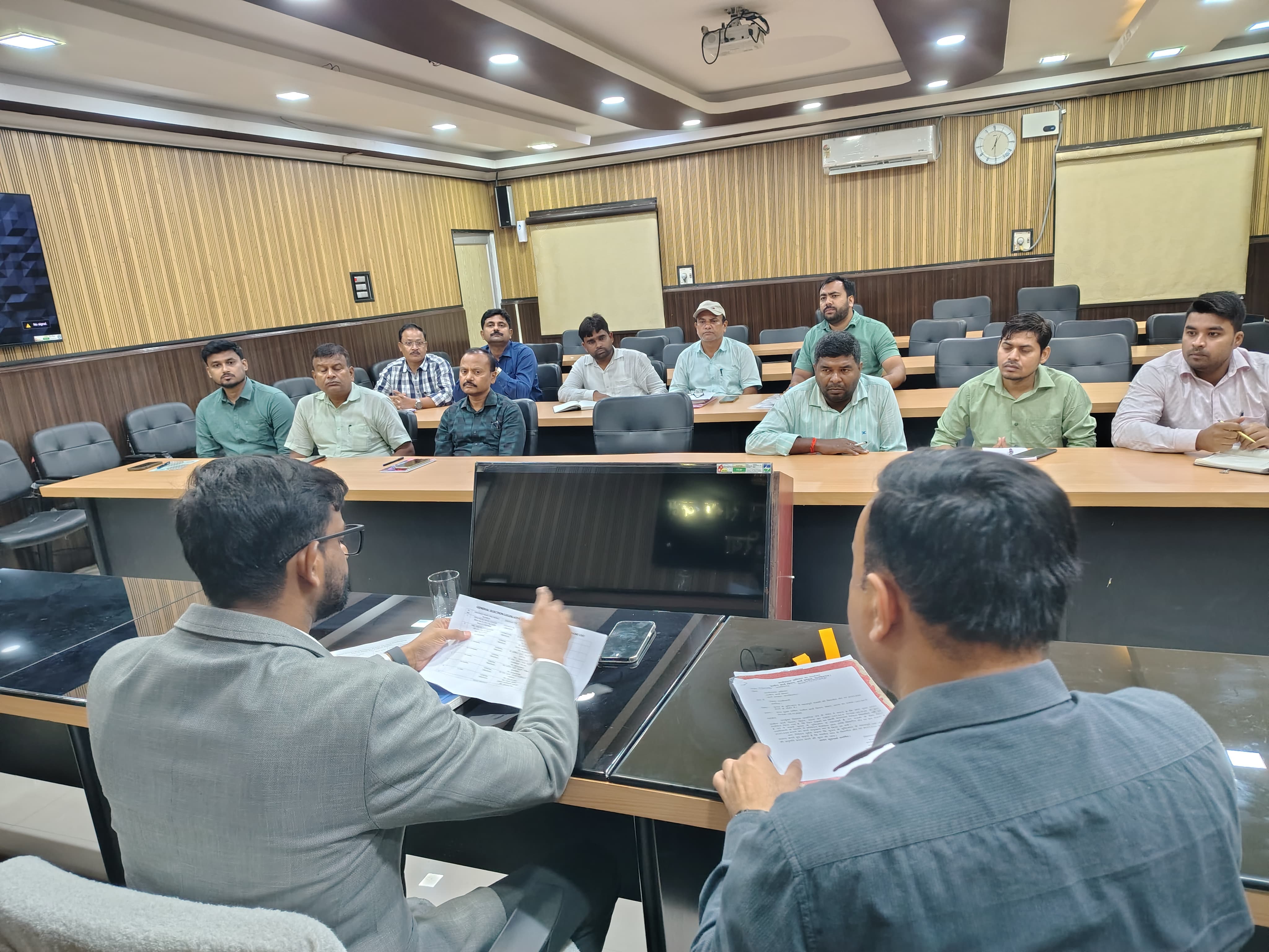 अररिया फोटो:जिला निर्वाचन पदाधिकारी बैठक करते