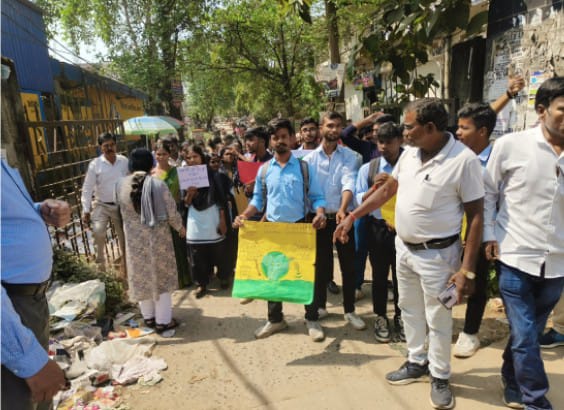 विरोध करते शिक्षक