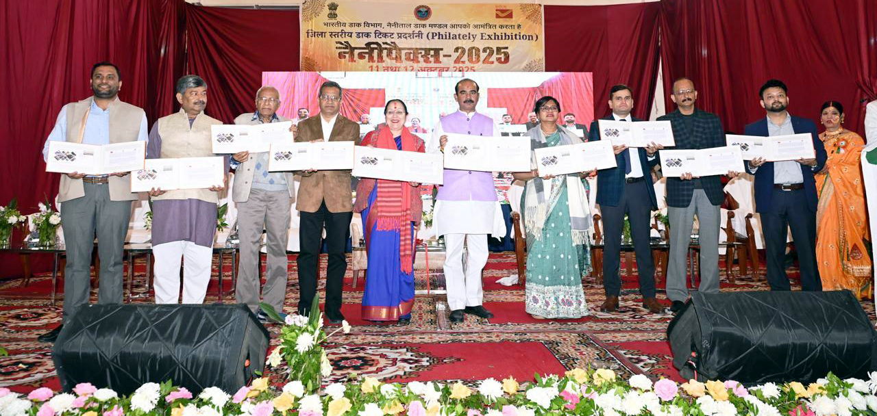 कुमाऊँ विश्वविद्यालय एवं एरीज के स्मारक डाक लिफाफों का विमोचन करते केंद्रीय मंत्री एवं अन्य। कुमाऊँ विश्वविद्यालय एवं एरीज के स्मारक डाक लिफाफों का विमोचन करते केंद्रीय मंत्री एवं अन्य।