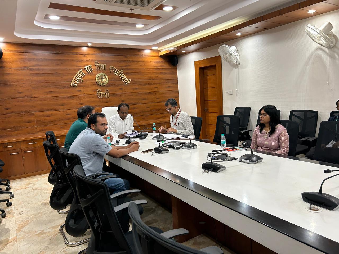 बैठक में समीक्षा करते आईटीडीए निदेशक संजय भगत बैठक में समीक्षा करते आईटीडीए निदेशक संजय भगत