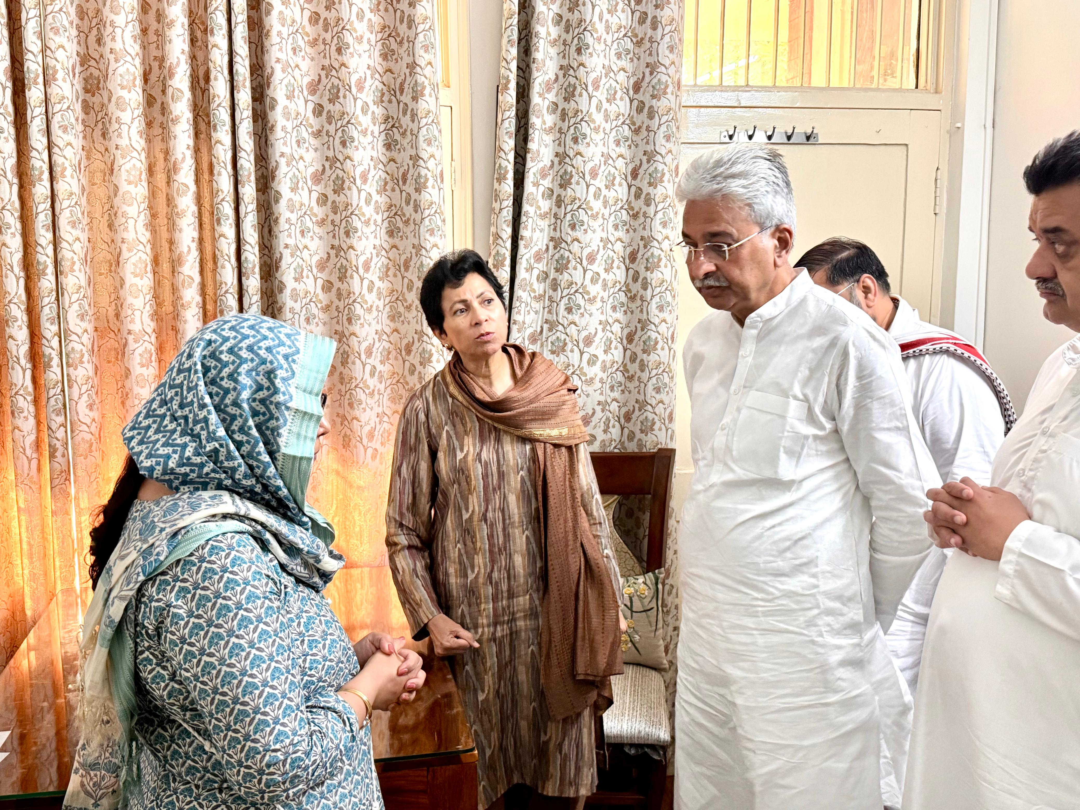 हरियाणा कांग्रेस अध्यक्ष राव नरेंद्र पूरन कुमार के परिजनों को सांत्वना देते हुए हरियाणा कांग्रेस अध्यक्ष राव नरेंद्र पूरन कुमार के परिजनों को सांत्वना देते हुए