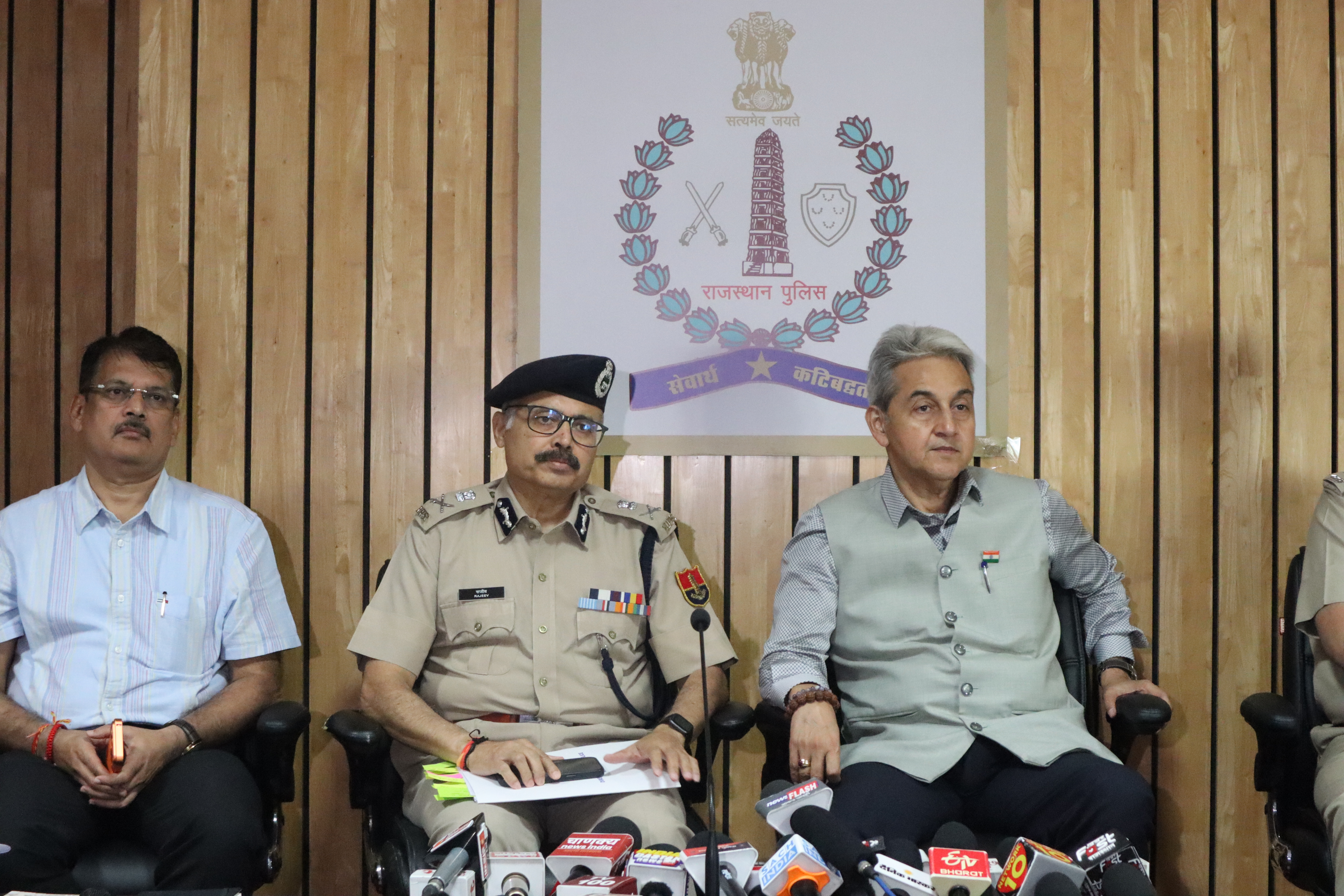 जानकारी देते अधिकारी। जानकारी देते अधिकारी।