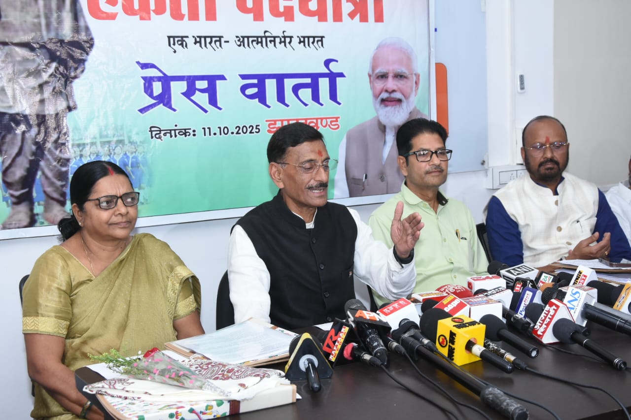 रक्षा राज्य मंत्री प्रेस वार्ता करते