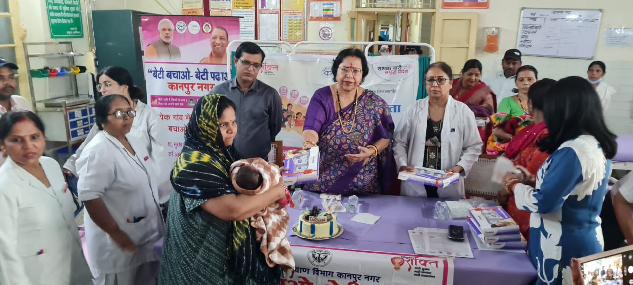 नवजात बछिया को किट वितरित करती उत्तर प्रदेश महिला कल्याण निगम की सदस्य कमलावती व अन्य का छायाचित्र नवजात बछिया को किट वितरित करती उत्तर प्रदेश महिला कल्याण निगम की सदस्य कमलावती व अन्य का छायाचित्र