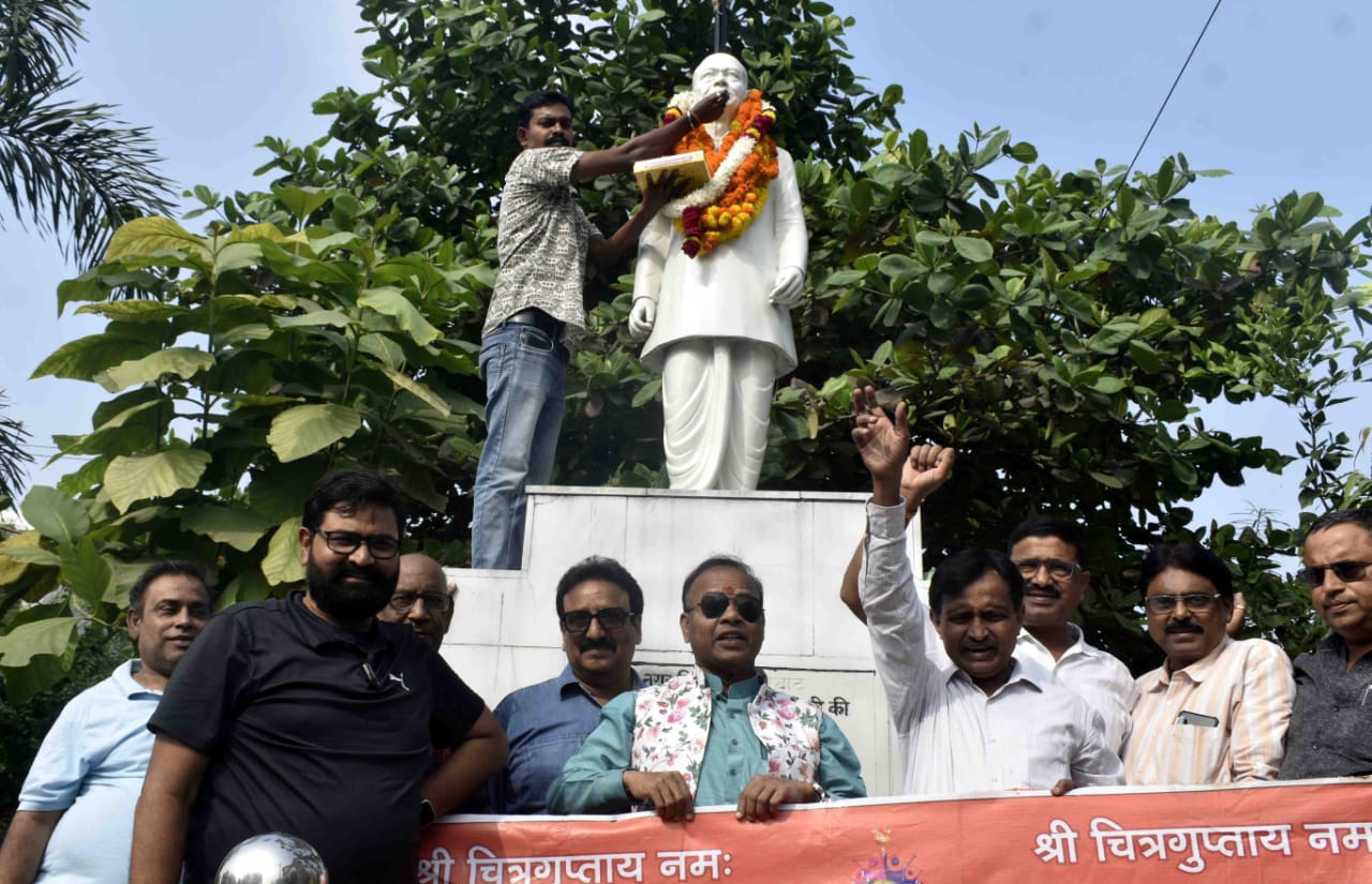 लोकनायक जयप्रकाश नारायण को जयंती के मौके पर पुष्पांजलि अर्पित करते हुए भाजपा के वरिष्ठ नेता पवन श्रीवास्तव एवं अन्य कार्यकर्ताओं का छाया चित्र