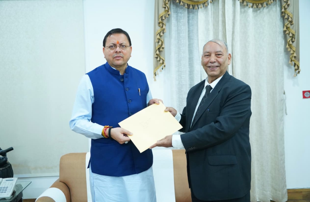 गठित समिति के अध्यक्ष यूसी ध्यानी मुख्यमंत्री पुष्कर सिंह धामी को रिपोर्ट सौंपते। गठित समिति के अध्यक्ष यूसी ध्यानी मुख्यमंत्री पुष्कर सिंह धामी को रिपोर्ट सौंपते।