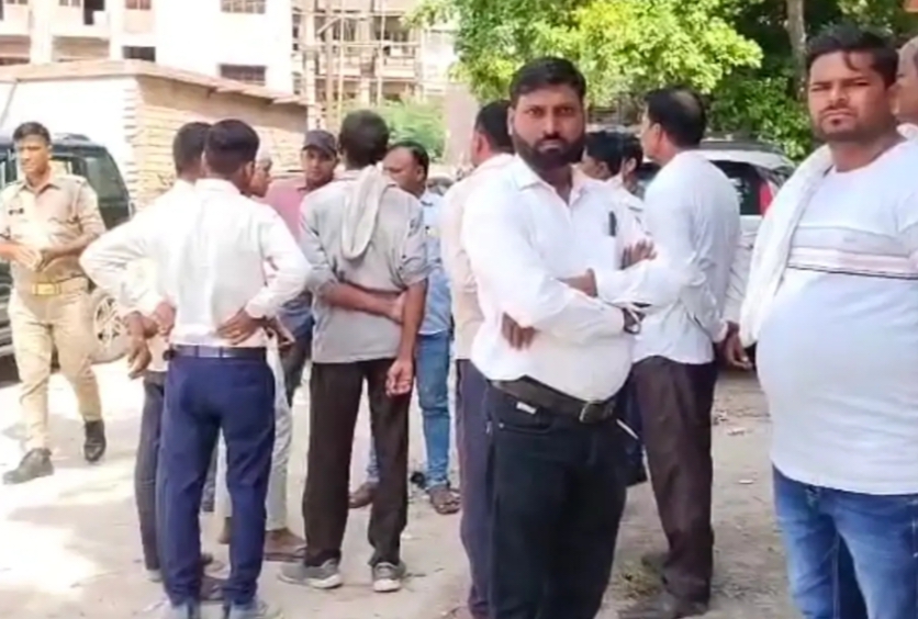 मौके पर लोगों की भीड़