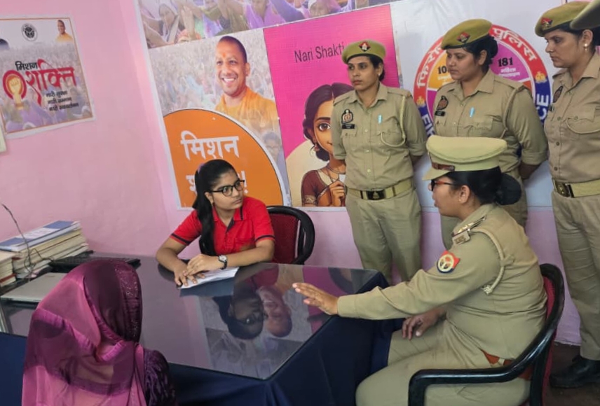 शिकायत सुनती एक दिन की थानेदार शिकायत सुनती एक दिन की थानेदार