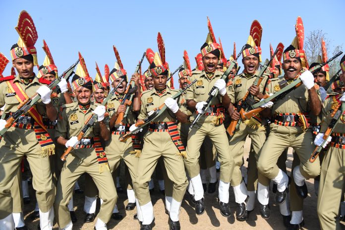 बीएसएफ ने श्रीनगर के हुमहामा में 167 भर्ती कांस्टेबलों के लिए एक भव्य पासिंग आउट परेड का किया आयोजन बीएसएफ ने श्रीनगर के हुमहामा में 167 भर्ती कांस्टेबलों के लिए एक भव्य पासिंग आउट परेड का किया आयोजन