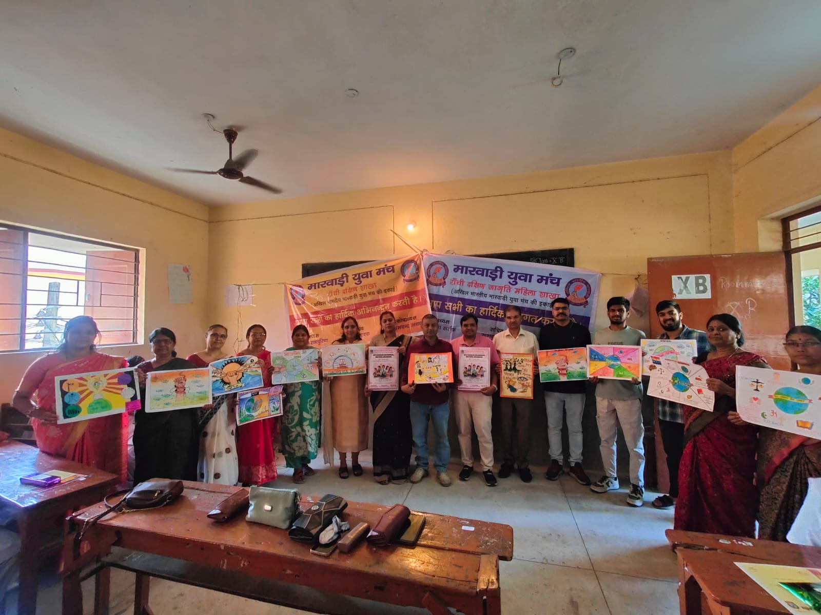 छात्रों को सम्‍मानि‍त करते मुख्‍य अतिथ‍ि समेत अन्‍य शिक्षकगण