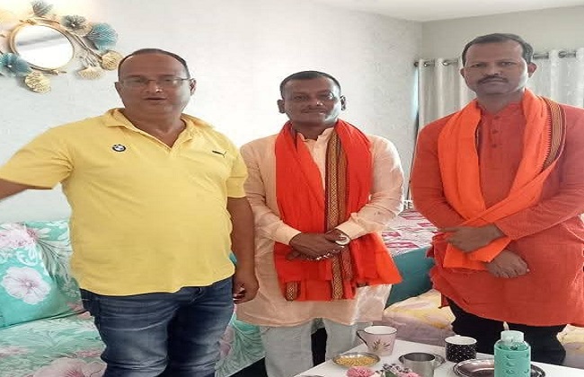 पुराने भाजपा नेता राकेश सिंह के घर सांसद मनोज तिग्गा पुराने भाजपा नेता राकेश सिंह के घर सांसद मनोज तिग्गा