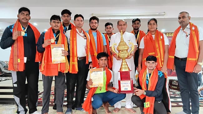 विजेता प्रतिभागी व प्रधानाचार्य विजेता प्रतिभागी व प्रधानाचार्य