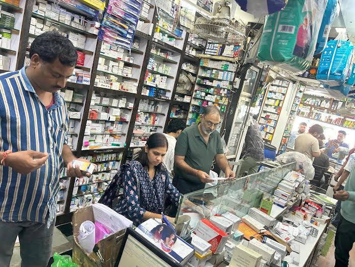 मेडिकलों पर खुलेआम बिना पर्चे से तो झोलाछाप मनमाने तरीके से दे रहे दवाई का डोज, औषधि विभाग की नाम मात्र की कार्यवाही