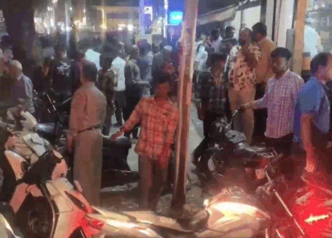 बीच बाजार कांग्रेस नेता पर फायरिंग और तलवार से हमला, भीलवाड़ा में मची सनसनी बीच बाजार कांग्रेस नेता पर फायरिंग और तलवार से हमला, भीलवाड़ा में मची सनसनी