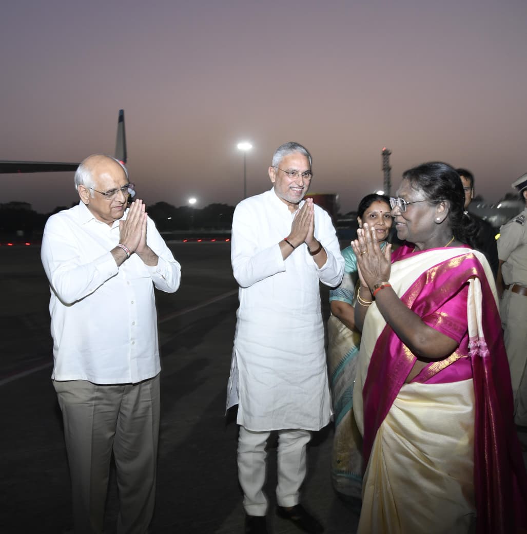 राष्ट्रपति को अहमदाबाद हवाई अड्डे विदाई देते हुए राष्ट्रपति को अहमदाबाद हवाई अड्डे विदाई देते हुए