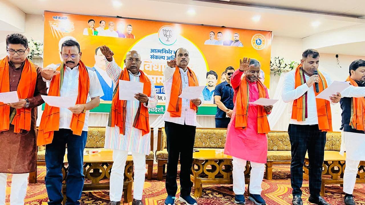 आत्मनिर्भर भारत का संकल्प लेते हुए आत्मनिर्भर भारत का संकल्प लेते हुए
