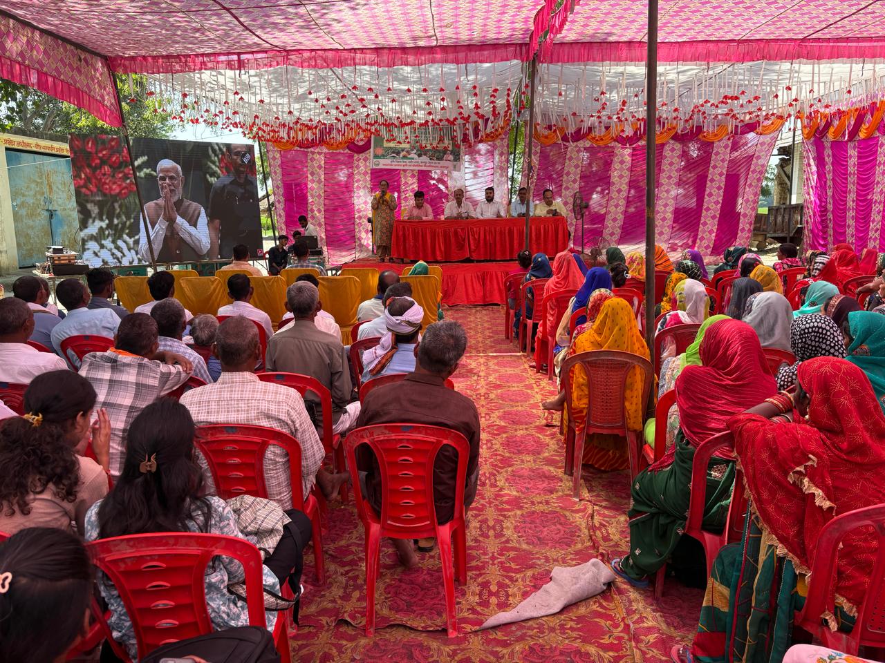 कार्यक्रम के दौरान कृषक पीएम मोदी को लाइव सुनते हुए छायाचित्र