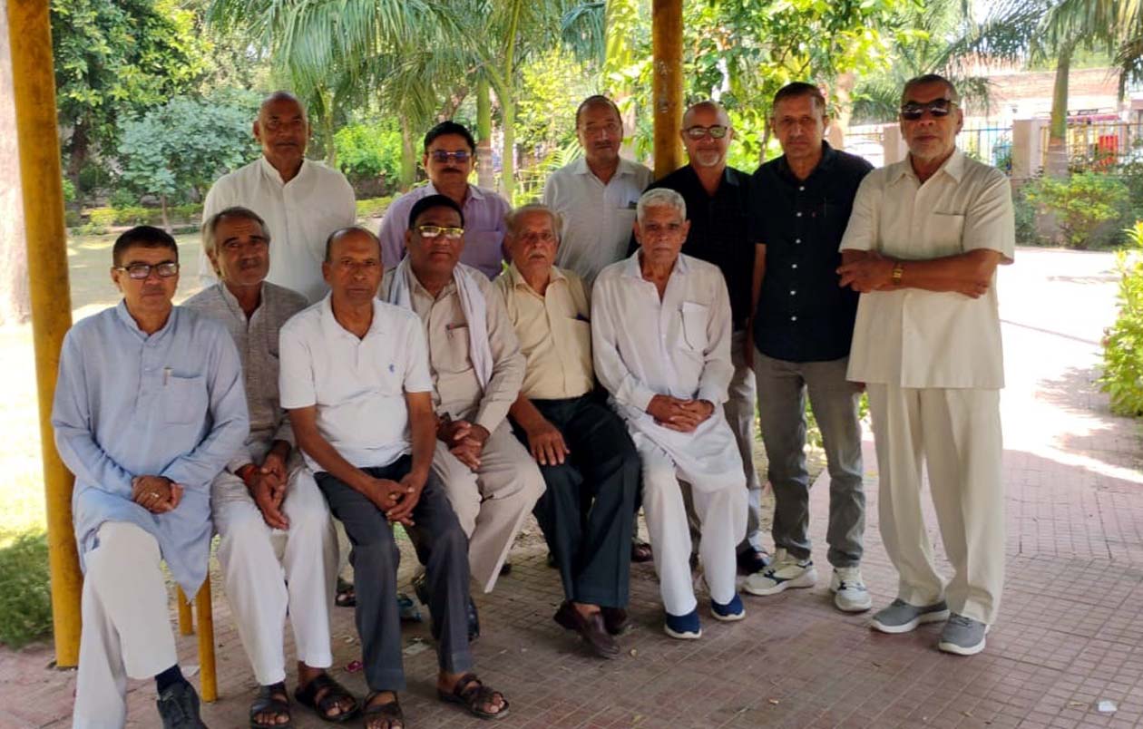 क्रांतिमान पार्क हिसार में बैठक करते हरियाणा स्टेट पैंशनर्ज समाज, हिसार के सदस्य। क्रांतिमान पार्क हिसार में बैठक करते हरियाणा स्टेट पैंशनर्ज समाज, हिसार के सदस्य।