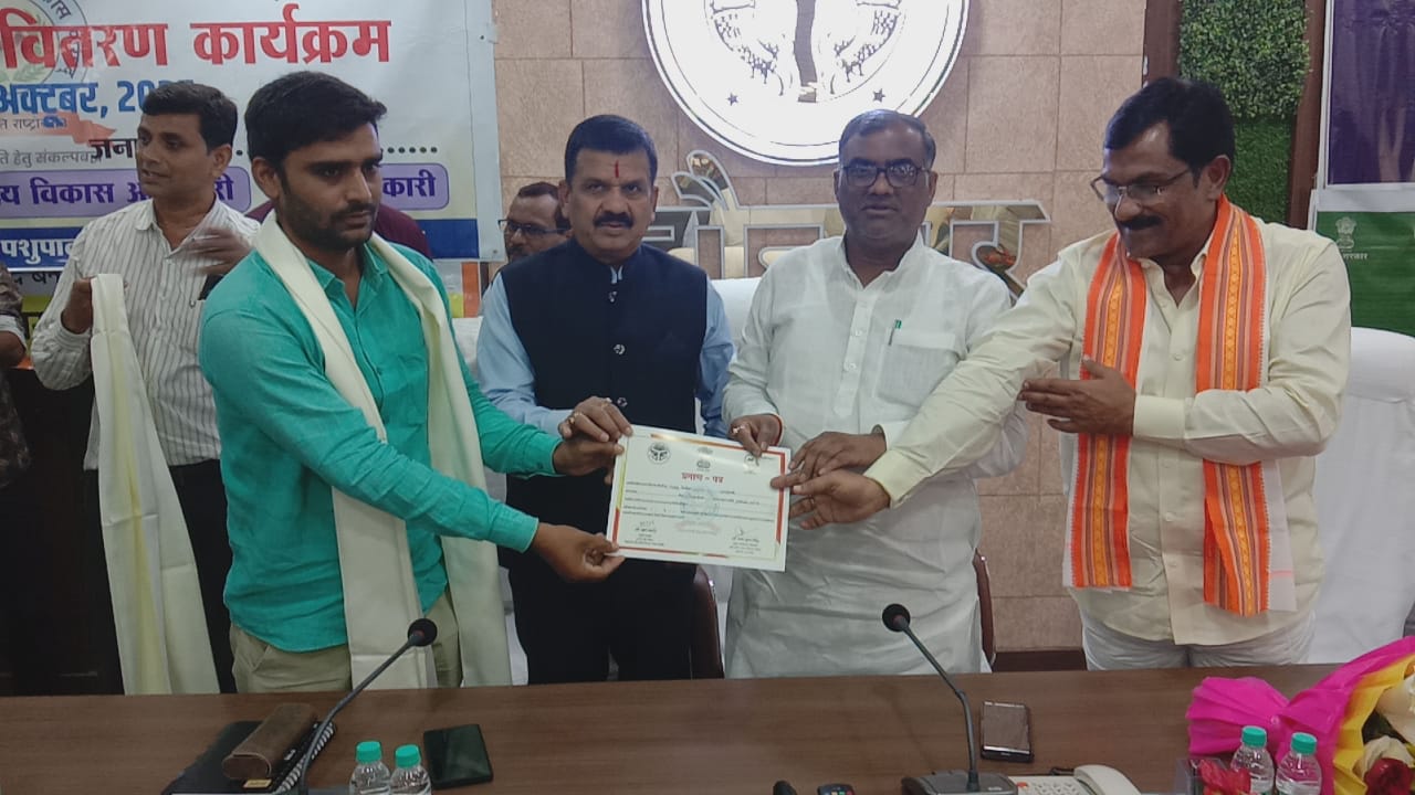 कृषकों को सम्मानित करते हुए राज्य मंत्री गिरीश चंद्र यादव जिलाधिकारी डॉ दिनेश चंद्र सिंह
