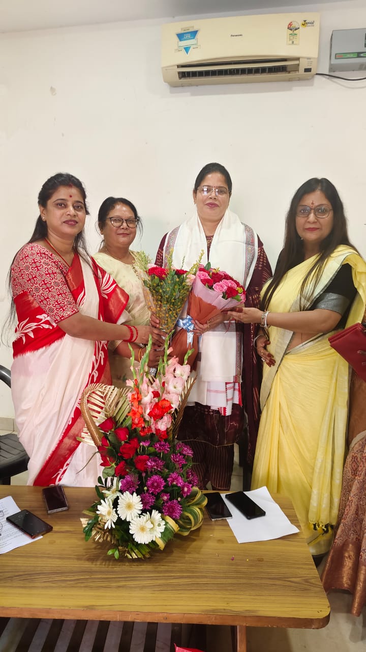 महिला सदस्यों के साथ गुंजन सिंह महिला सदस्यों के साथ गुंजन सिंह