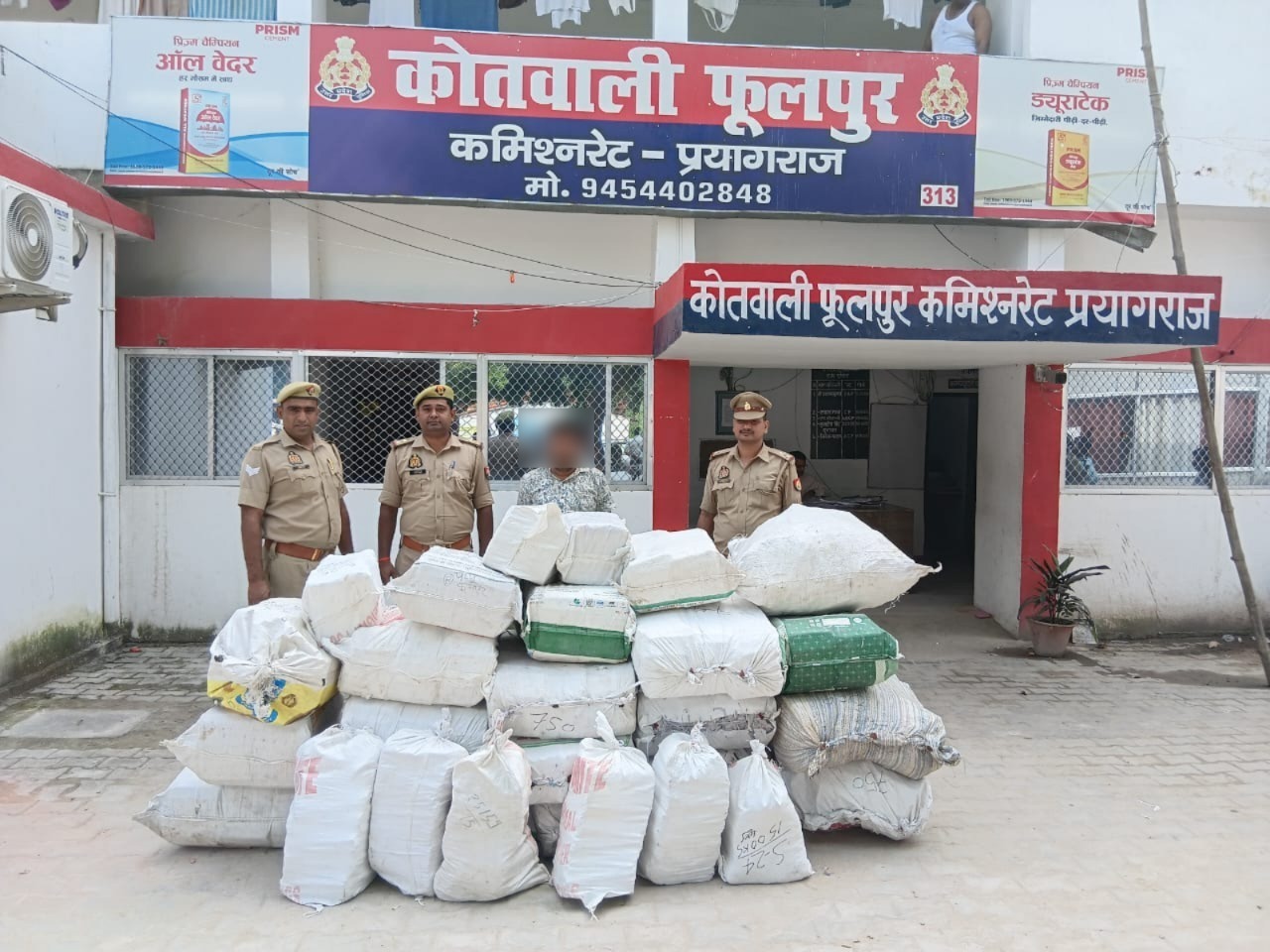 प्रयागराज के फूलपुर थाना क्षेत्र में अवैध पटाखों के भंडारण मामले में गिरफ्तार आरोपित का छाया चित्र
