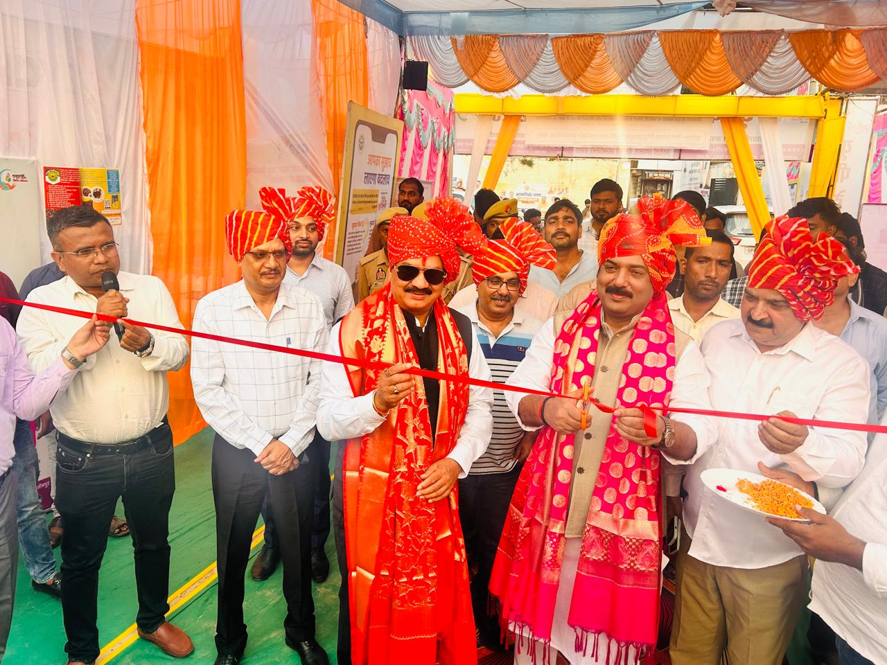 यूपी ट्रेड शो स्वदेशी मेला में उपस्थित एमएलसी बृजेश सिंह जिलाधिकारी डॉ दिनेश चंद्र सिंह फीता काट कर उद्घाटन करते हुए