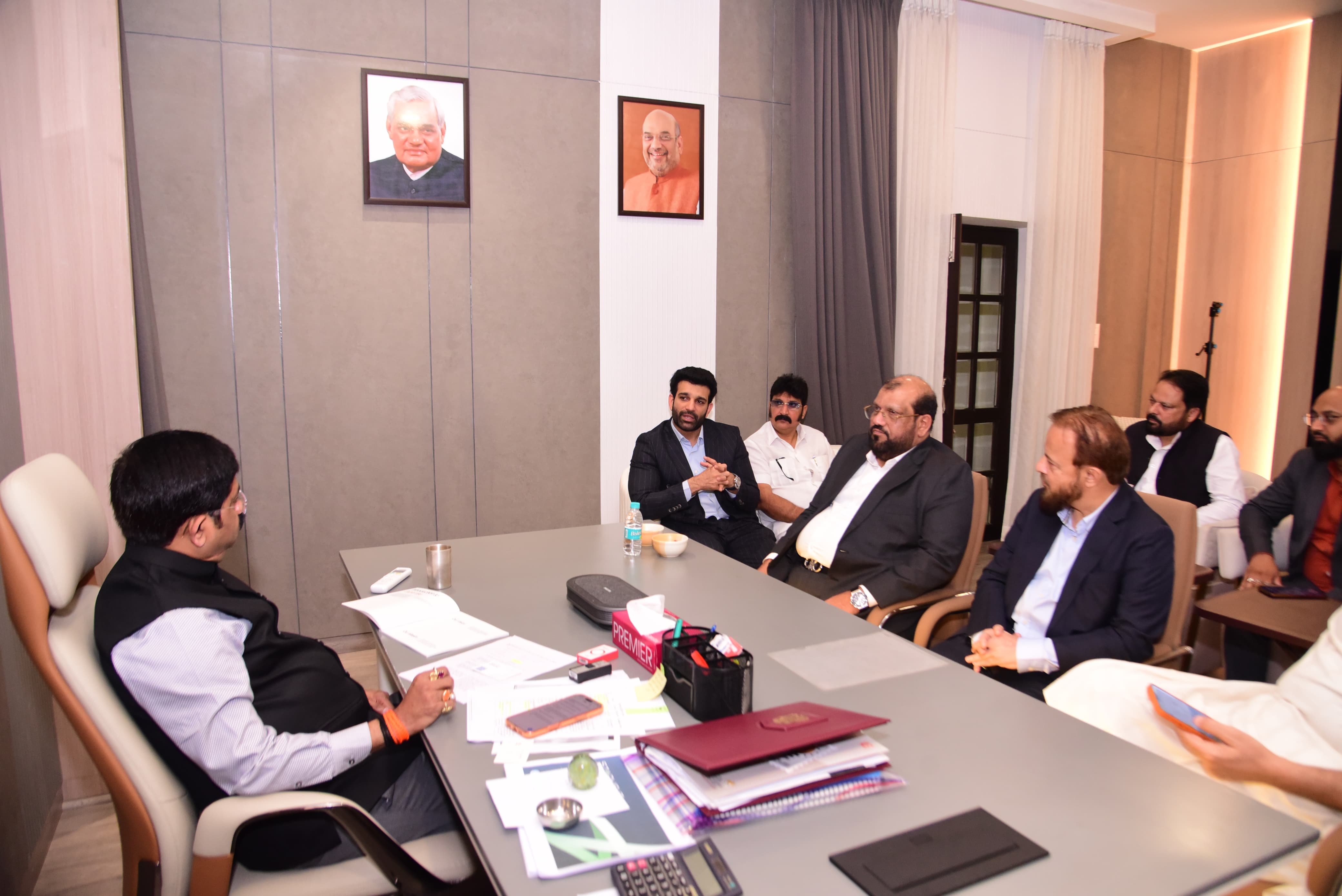 औद्योगिक विकास मंत्री नंदी ने सऊदी अरब की एक्सपर्टीज ग्रुप के निवेशकों से बात करते हुए।
