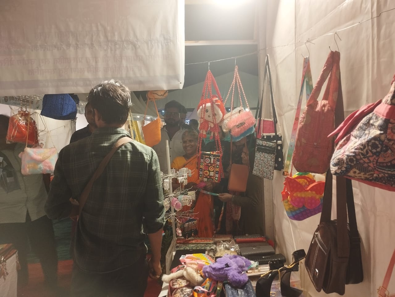 प्रयागराज के स्वदेशी मेले में खरीददारों लगी भीड़ का छाया चित्र