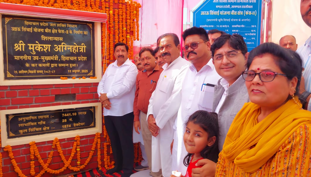 शिलान्यास करते हुए। शिलान्यास करते हुए।