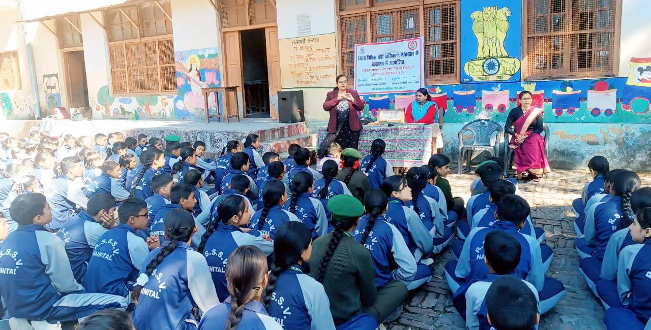 निशांत स्कूल में आयोजित शिविर में बच्चों को विधिक साक्षरता देती जिला विधिक सेवा प्राधिकरण की सचिव। निशांत स्कूल में आयोजित शिविर में बच्चों को विधिक साक्षरता देती जिला विधिक सेवा प्राधिकरण की सचिव।