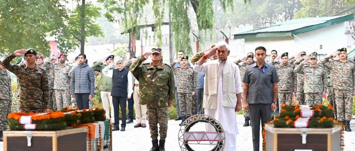 उपराज्यपाल ने देश के लिए अपने प्राणों की आहुति देने वाले सेना के दो वीरों को अर्पित की पुष्पांजलि उपराज्यपाल ने देश के लिए अपने प्राणों की आहुति देने वाले सेना के दो वीरों को अर्पित की पुष्पांजलि