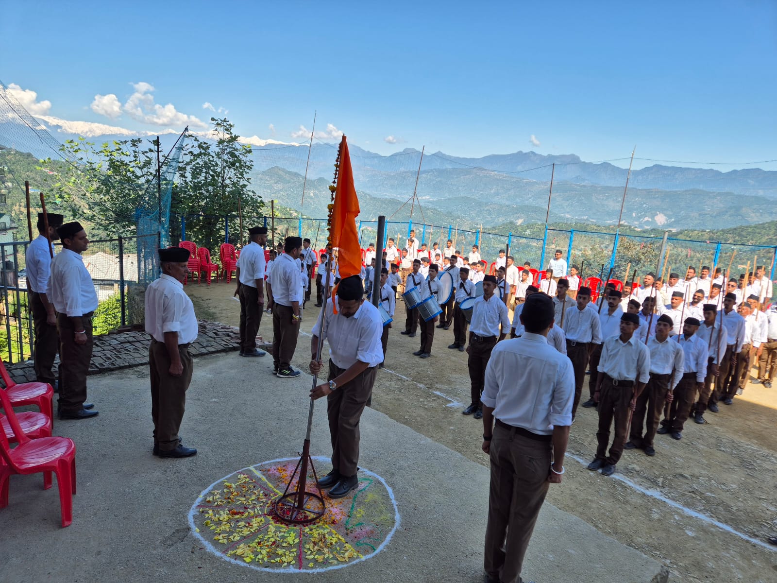 कोटली में पथ संचालन के दौरान आरएसएस के स्वयंसेवक।