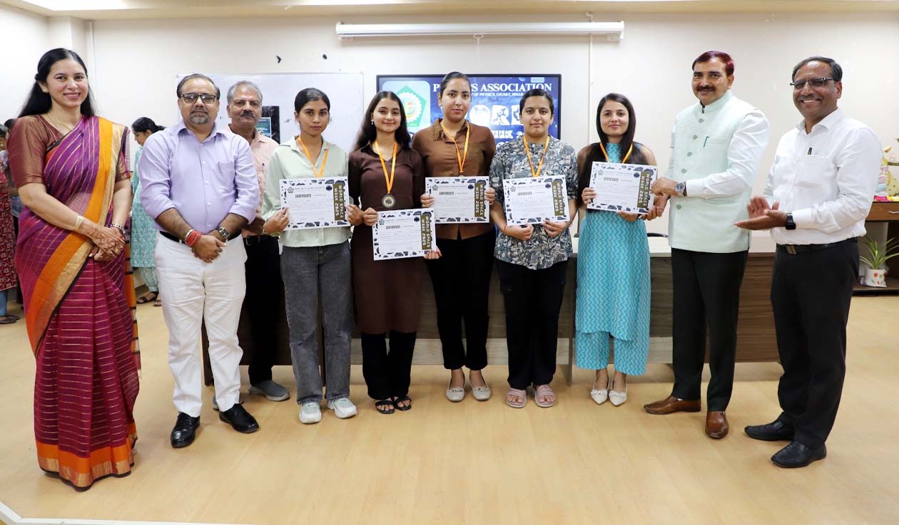 कार्यक्रम में विजेता विद्यार्थियों को सम्मानित करते कुलपति प्रो. नरसीराम बिश्नोई।