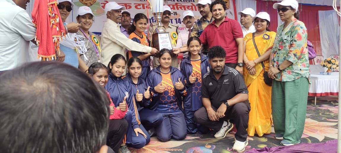 टीमों को पुरस्कृत करते  अतिथि 2