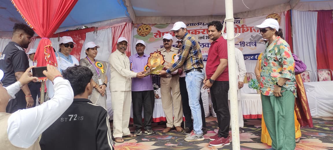 टीमों को पुरस्कृत करते  अतिथि 1