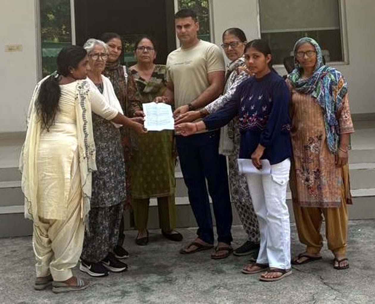 उपायुक्त के कैम्प कार्यालय में ज्ञापन सौंपती जनवादी महिला समिति की सदस्याएं।