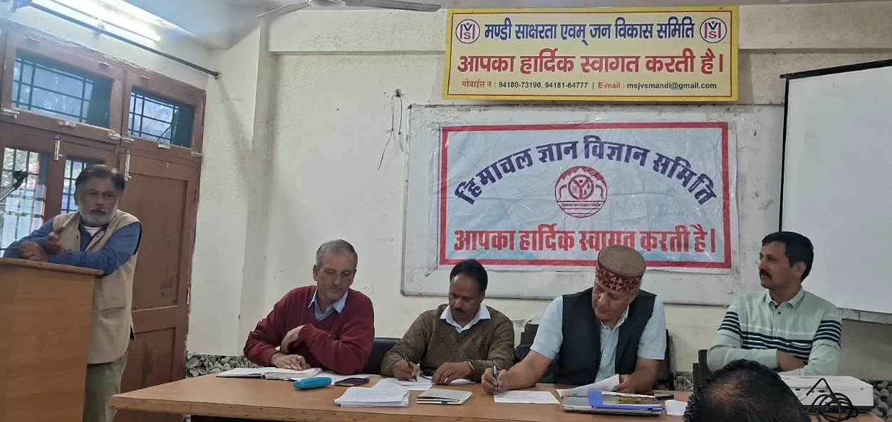 ज्ञान विज्ञान समिति की बैठक में चर्चा करते हुए। ज्ञान विज्ञान समिति की बैठक में चर्चा करते हुए।
