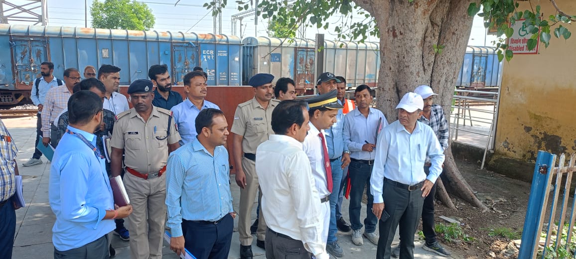 रेलवे स्टेशन का निरीक्षण करते डीआरएम रेलवे स्टेशन का निरीक्षण करते डीआरएम