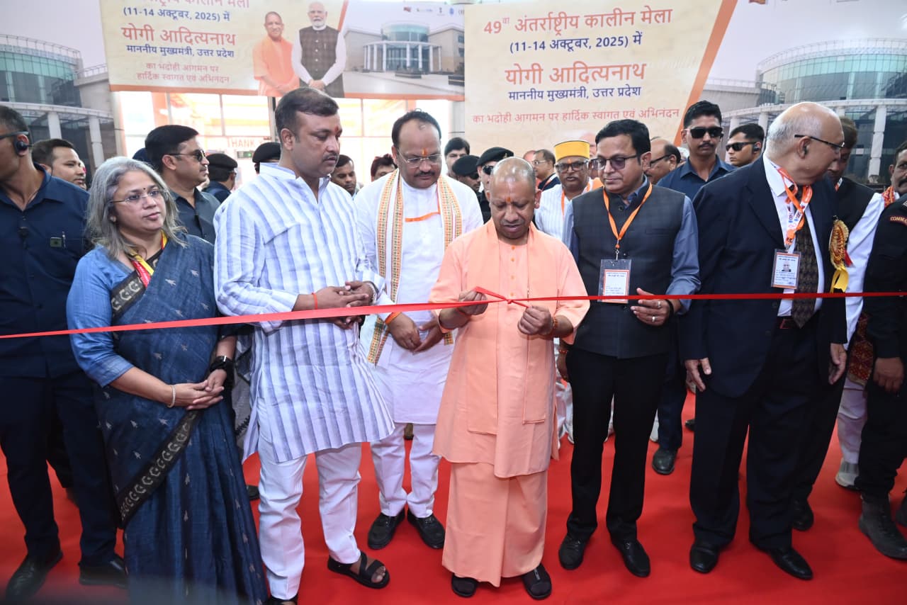 मेला का शुभारंभ करते मुख्यमंत्री योगी आदित्यनाथ मेला का शुभारंभ करते मुख्यमंत्री योगी आदित्यनाथ