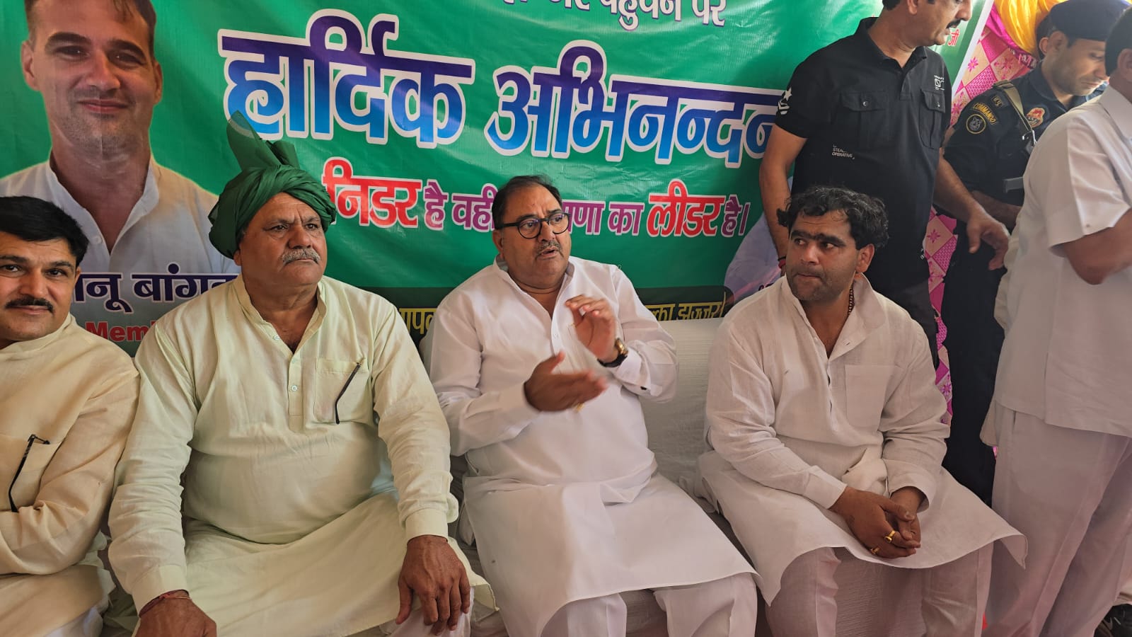 झज्जर में शनिवार को पत्रकारों से बातचीत करते अभय चौटाला।