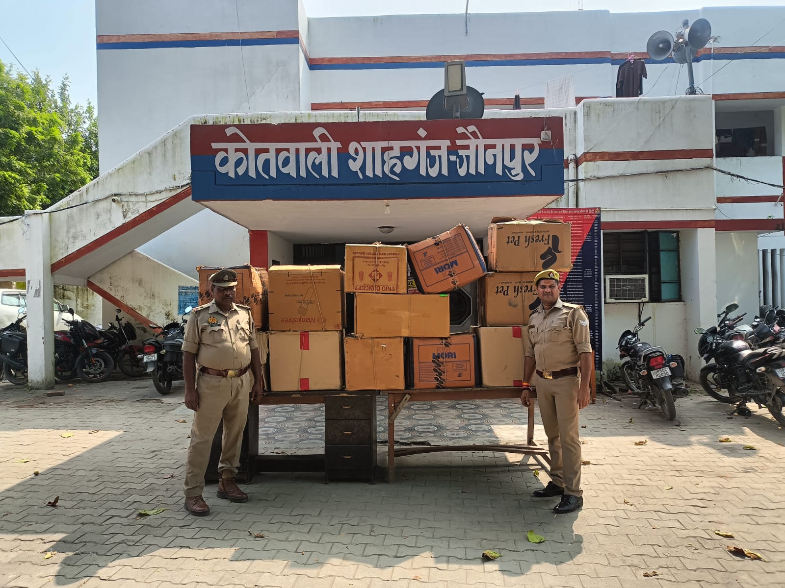 पटाखों से भरी गाड़ी पुलिस अभिरक्षा में पटाखों से भरी गाड़ी पुलिस अभिरक्षा में