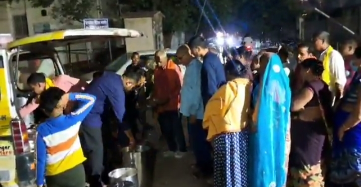 रोटी बैंक वैन से अस्पताल में भोजन का वितरण की तैयारी रोटी बैंक वैन से अस्पताल में भोजन का वितरण की तैयारी