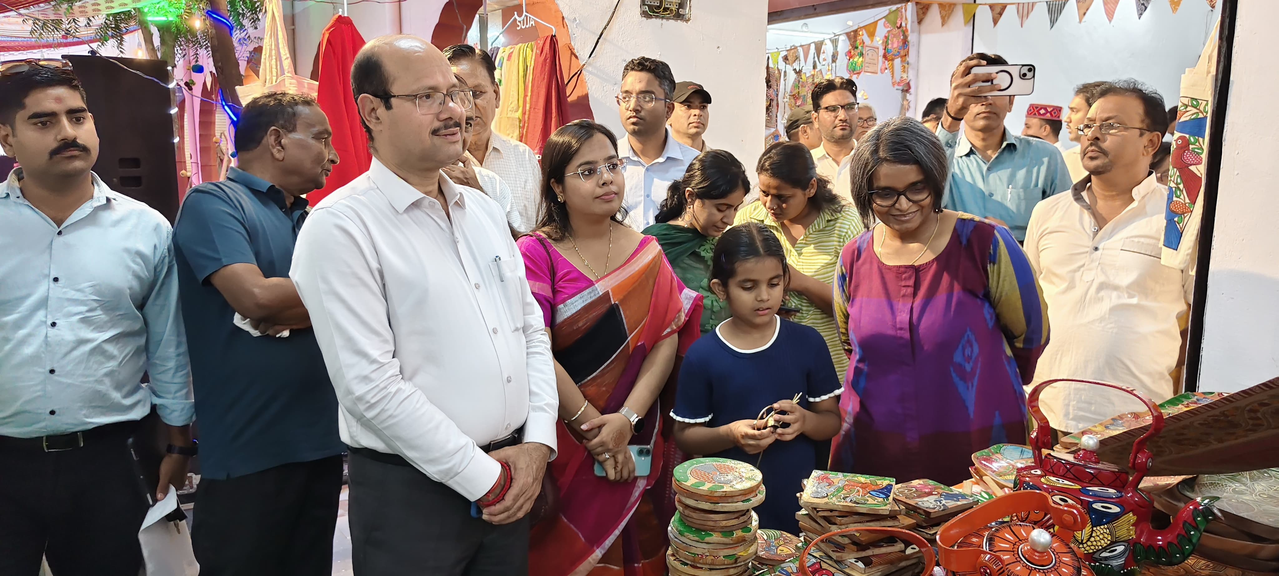 एक छत के नीचे 13 राज्यों के हैंडलूम एंड हैंडीक्राफ्ट के एक से बढ़कर एक उत्पाद एक छत के नीचे 13 राज्यों के हैंडलूम एंड हैंडीक्राफ्ट के एक से बढ़कर एक उत्पाद