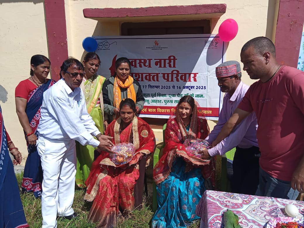 गर्भवती धात्री महिलाओं को पोषण किट वितरित करते मुख्य अतिथि गणेश कोली गर्भवती धात्री महिलाओं को पोषण किट वितरित करते मुख्य अतिथि गणेश कोली