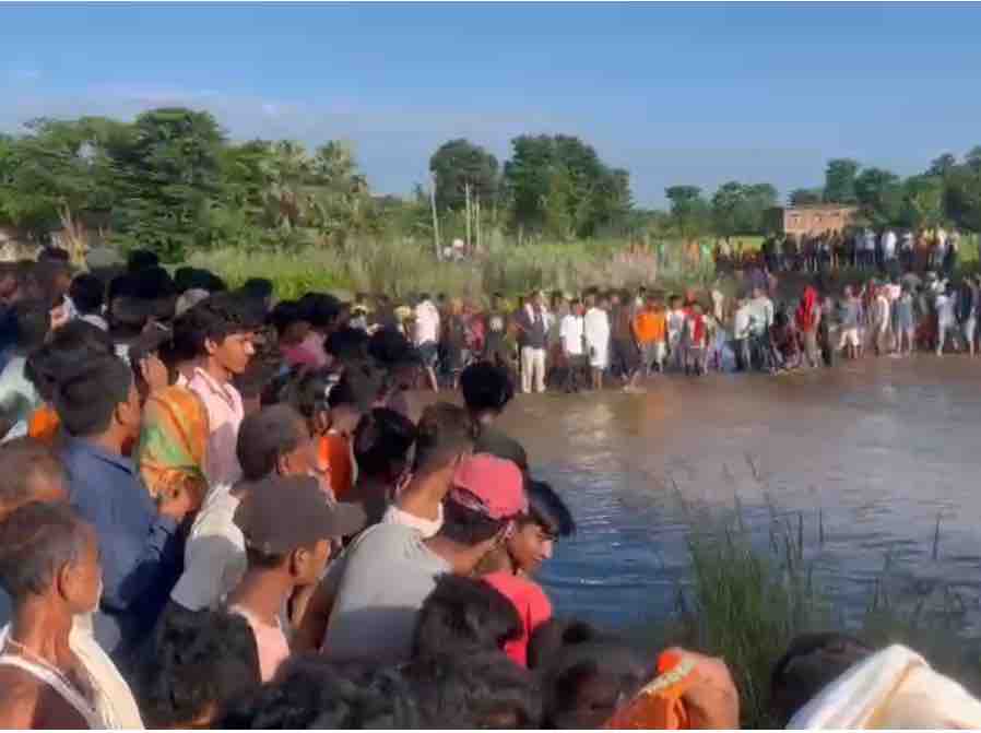 नदी के समीप जुटे ग्रामीण