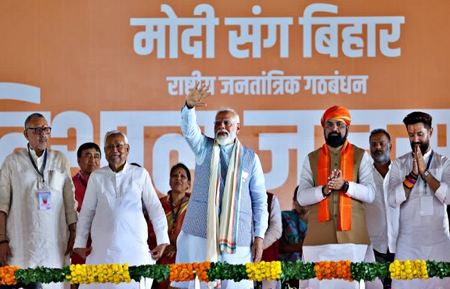 बिहार एनडीए के नेता प्रधानमंत्री नरेन्द्र मोदी के साथ बिहार एनडीए के नेता प्रधानमंत्री नरेन्द्र मोदी के साथ